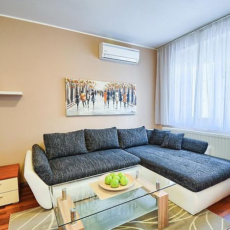 E&E Apartment Arena With Free Private Parking Pola Esterno foto