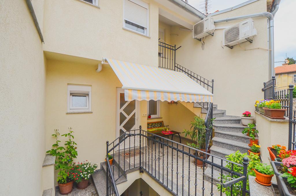 E&E Apartment Arena With Free Private Parking Pola Esterno foto